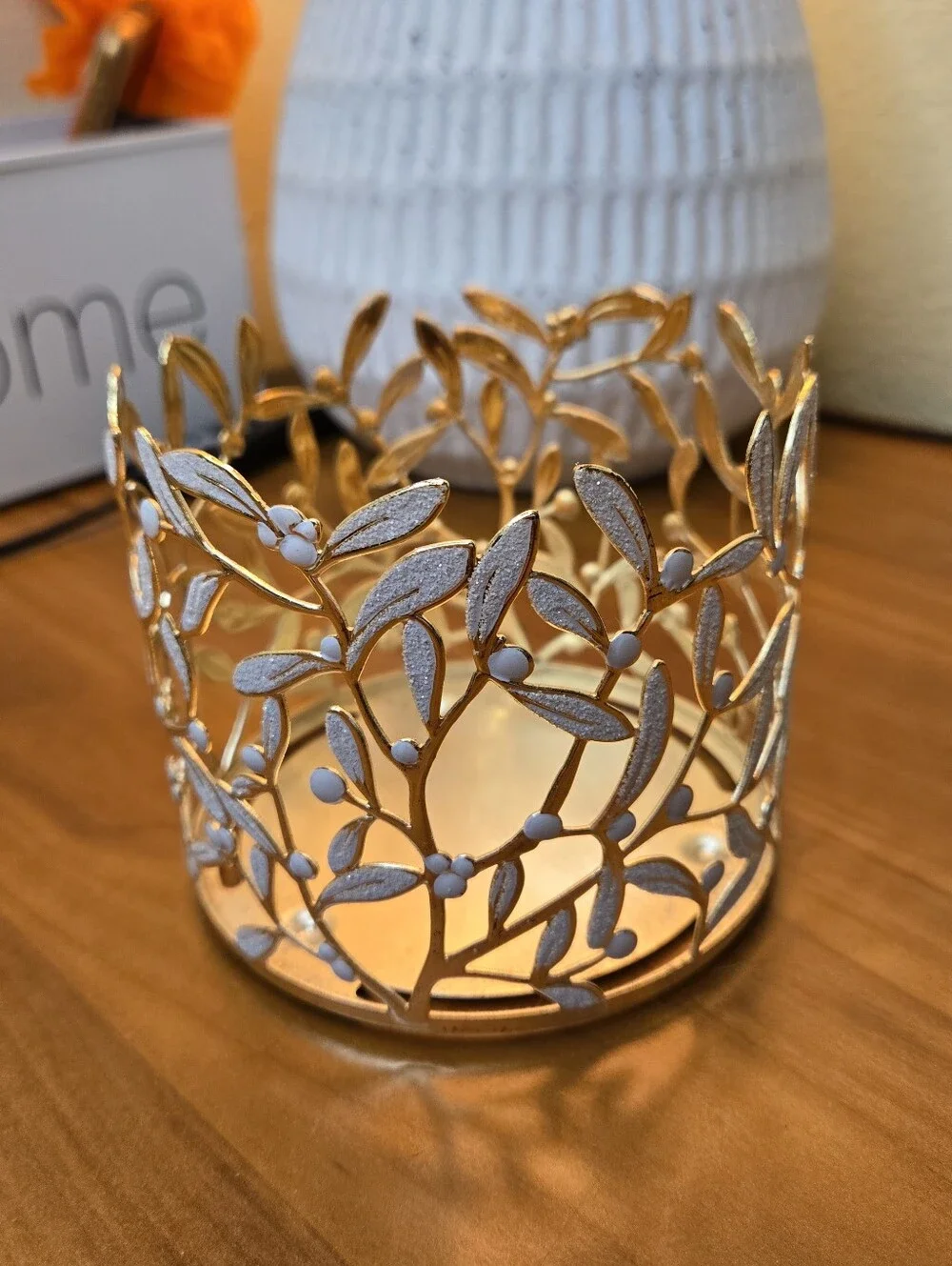 Bath & Body Works 3-Wick Candle Holder New Mistletoe Vine and White Motif